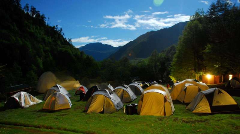 Barracas montadas no camping ao pôr do sol