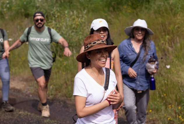 Participantes sentados em roda na floresta