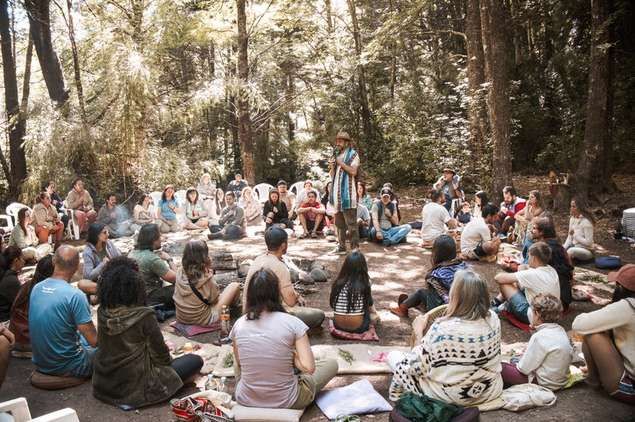 Roda de dança de mãos dadas ao ar livre