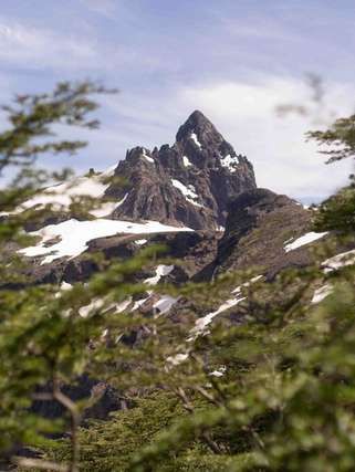 Picos nevados da pré-Cordilheira dos Andes ao entardecer